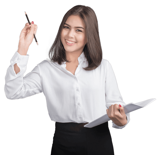 Uśmiechnięta kobieta z ołówkiem i zeszytem