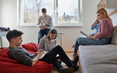 Gdzie-mieszkac-na-studiach-Co-wybrac-–-akademik-czy-mieszkanie-400x250