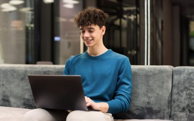 Praca-podczas-studiowania-jak-pogodzic-prace-ze-studiami-400x250