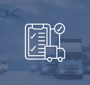 środki transportu i logistyka — obrazek wyróżniający ciężarówka i lista kontrolna, biała ikonka na tle granatowego zdjęcia ciężarówek.