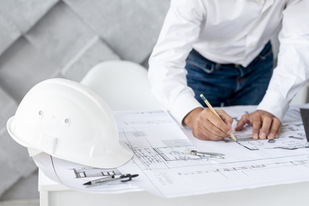 Mężczyzna pracujący nad projektem architektonicznym
