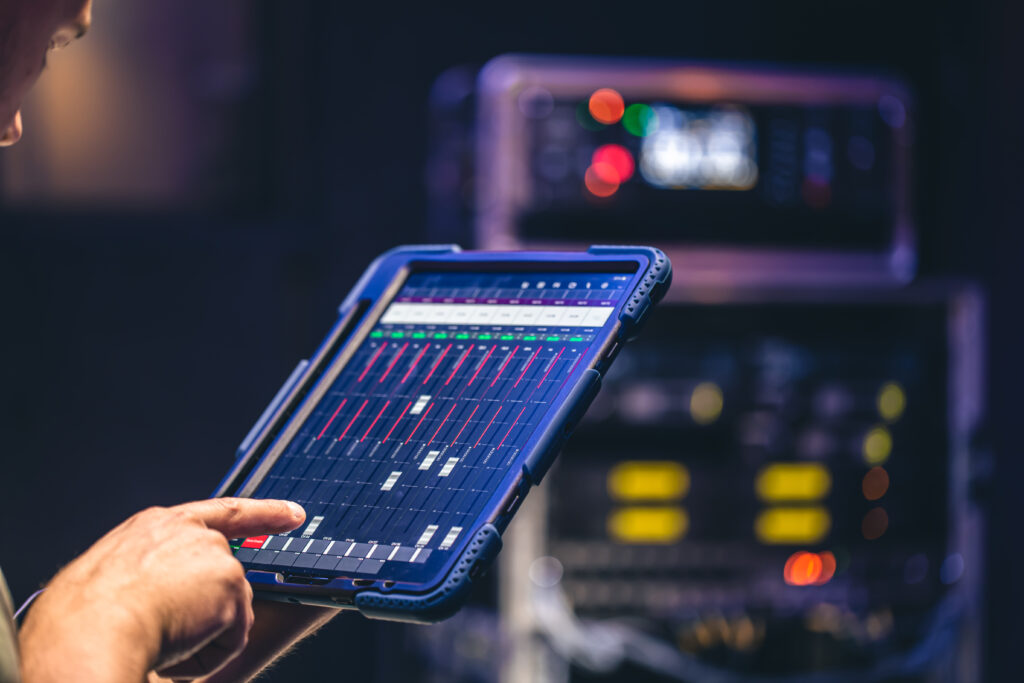 Mężczyzna z tabletem w ręce