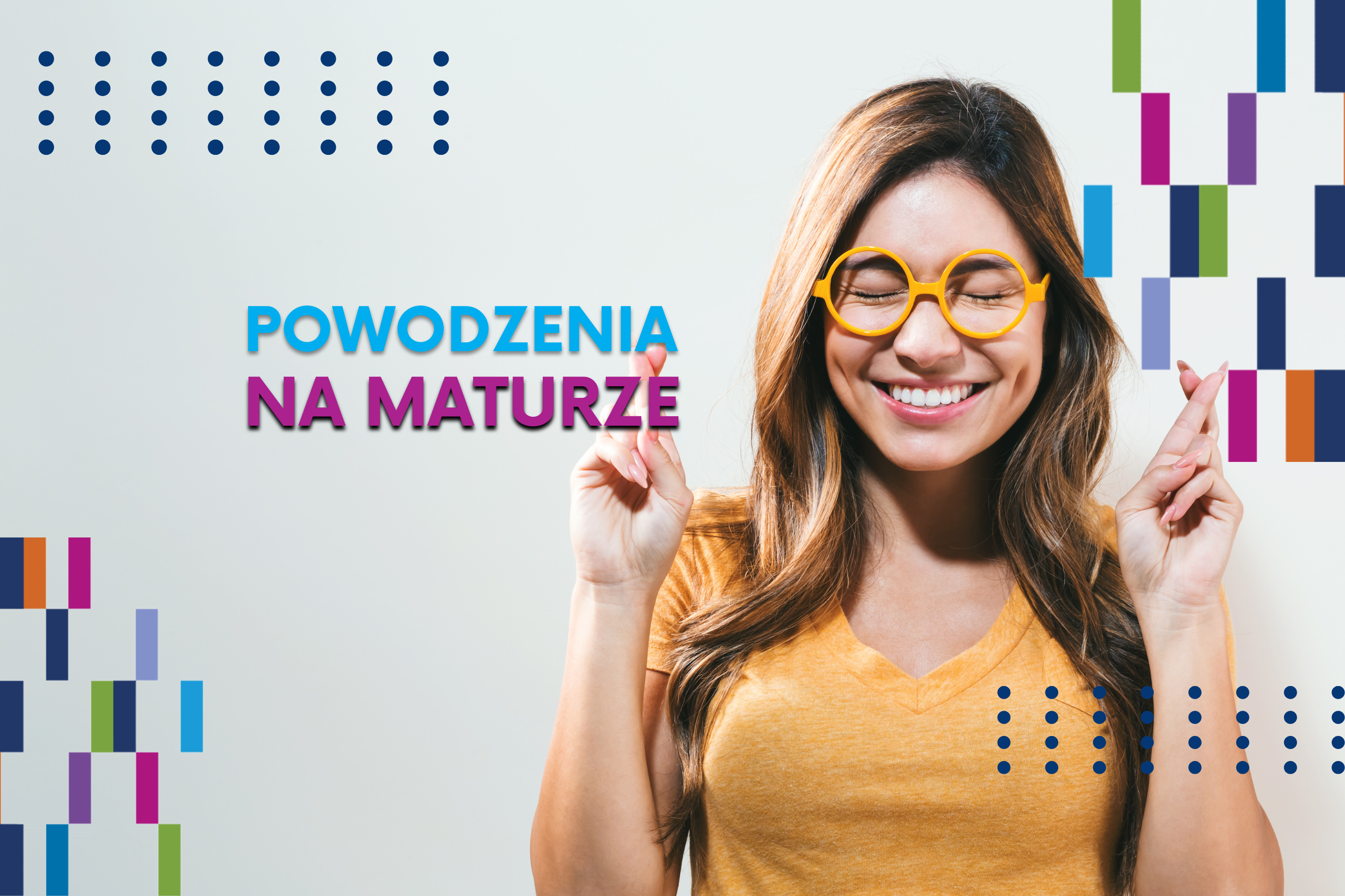 Uśmiechnięta młoda kobieta w żółtej koszulce i okrągłych żółtych okularach stoi na jasnym tle z palcami skrzyżowanymi na szczęście. Po lewej stronie znajduje się kolorowy napis: 'Powodzenia na maturze', gdzie słowo 'Powodzenia' jest niebieskie, a 'na maturze' w kolorze fioletowym. W tle widoczne są kolorowe geometryczne wzory i kropki.